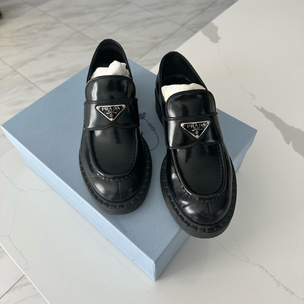 Women’s Prada loafers in black (37)